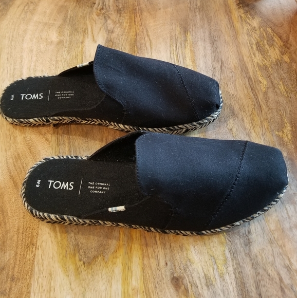 TOMS SLIP ONS- SIZE 9 - Picture 2 of 10